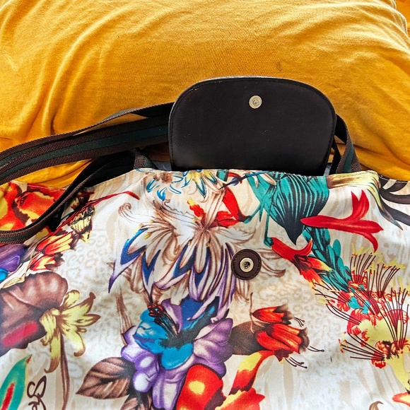 TOTE BAG, FOLDS INTO POUCH, LARGE, NYLON, THICK POLYURETHANE FLAP, WATER RESISTA - Picture 3 of 5